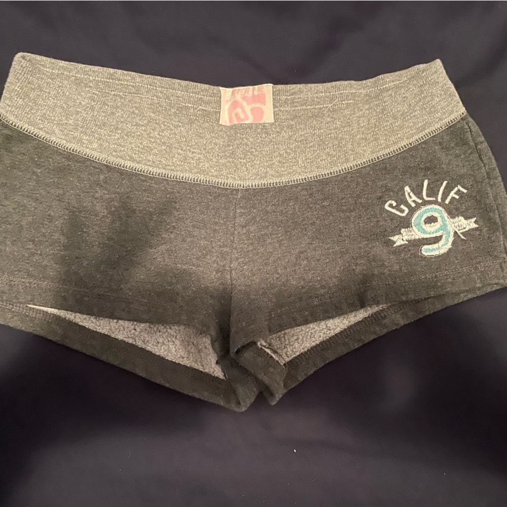 ⭐️3 for 30$⭐️ 
Grey booty shorts